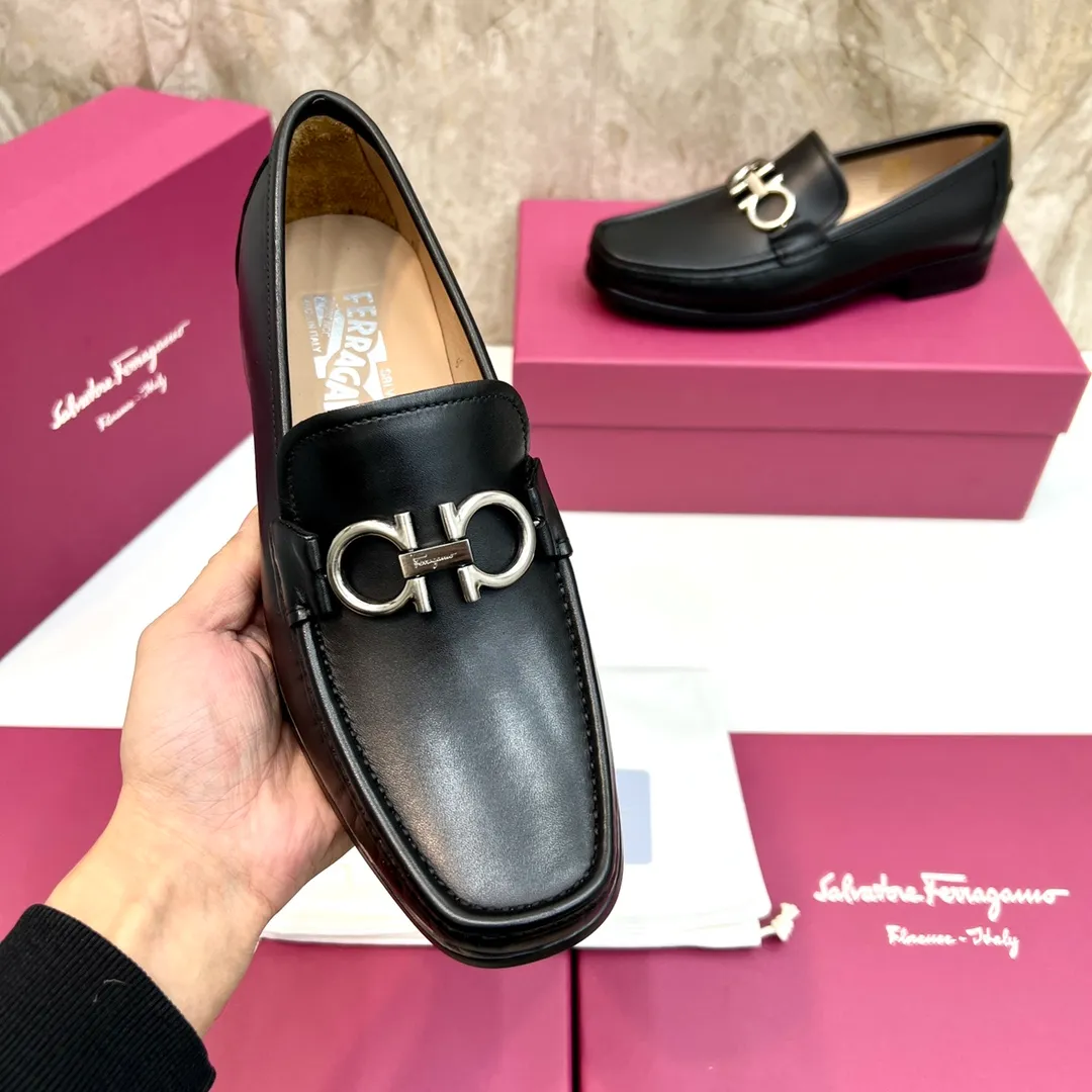 Original quality P780 Brand: Ferragamo Standard size: Men's size 39–44 (38.45 can be customized) Grade: Same style as the official website High-quality men's shoes Material: Customized first-layer calfskin with water-dyed cowhide lining Cowhide tiptoe Original non-slip and wear-resistant rubber outsole Style category: Men's formal business leather shoes are young and fashionable European and American trends British style Casual matching and comfortable feet Color: actual picture